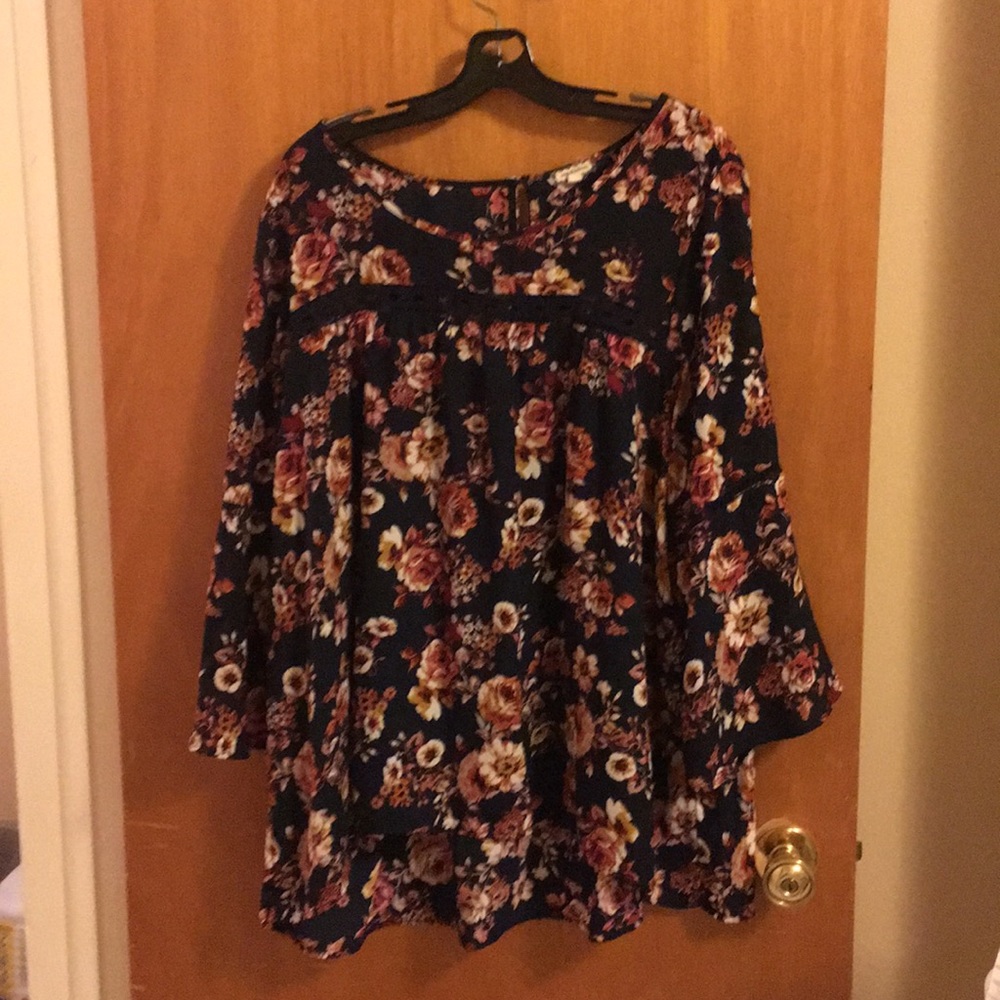 Eyeshadow floral top